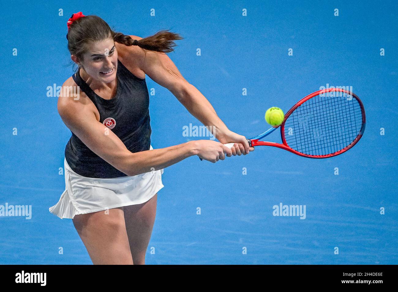 Praga, Repubblica Ceca. 2 novembre 2021. Rebecca Marino (Canada) in azione durante la partita del Gruppo A contro Anastasia Pavlyuchenkova (Federazione Russa di Tennis), il 2 novembre 2021, a Praga, Repubblica Ceca, All'interno del tennis femminile Billie Jean King Cup (ex Fed Cup). Credit: Vit Simanek/CTK Photo/Alamy Live News Foto Stock