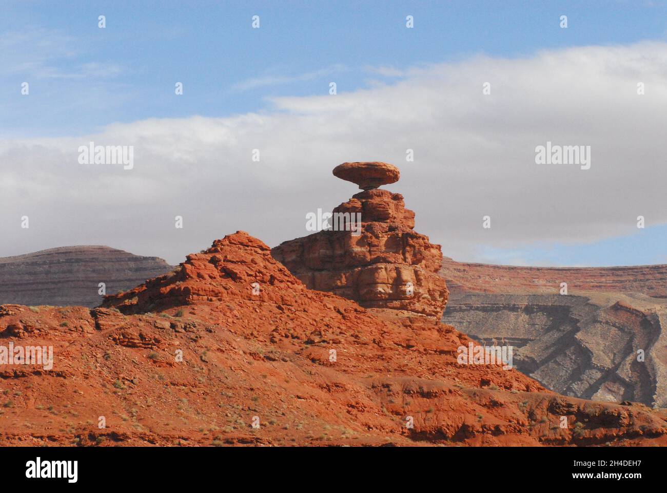 Primo piano del famoso hoodoo messicano rosso brillante a forma di cappello nella natura selvaggia del deserto dello Utah, USA. Foto Stock
