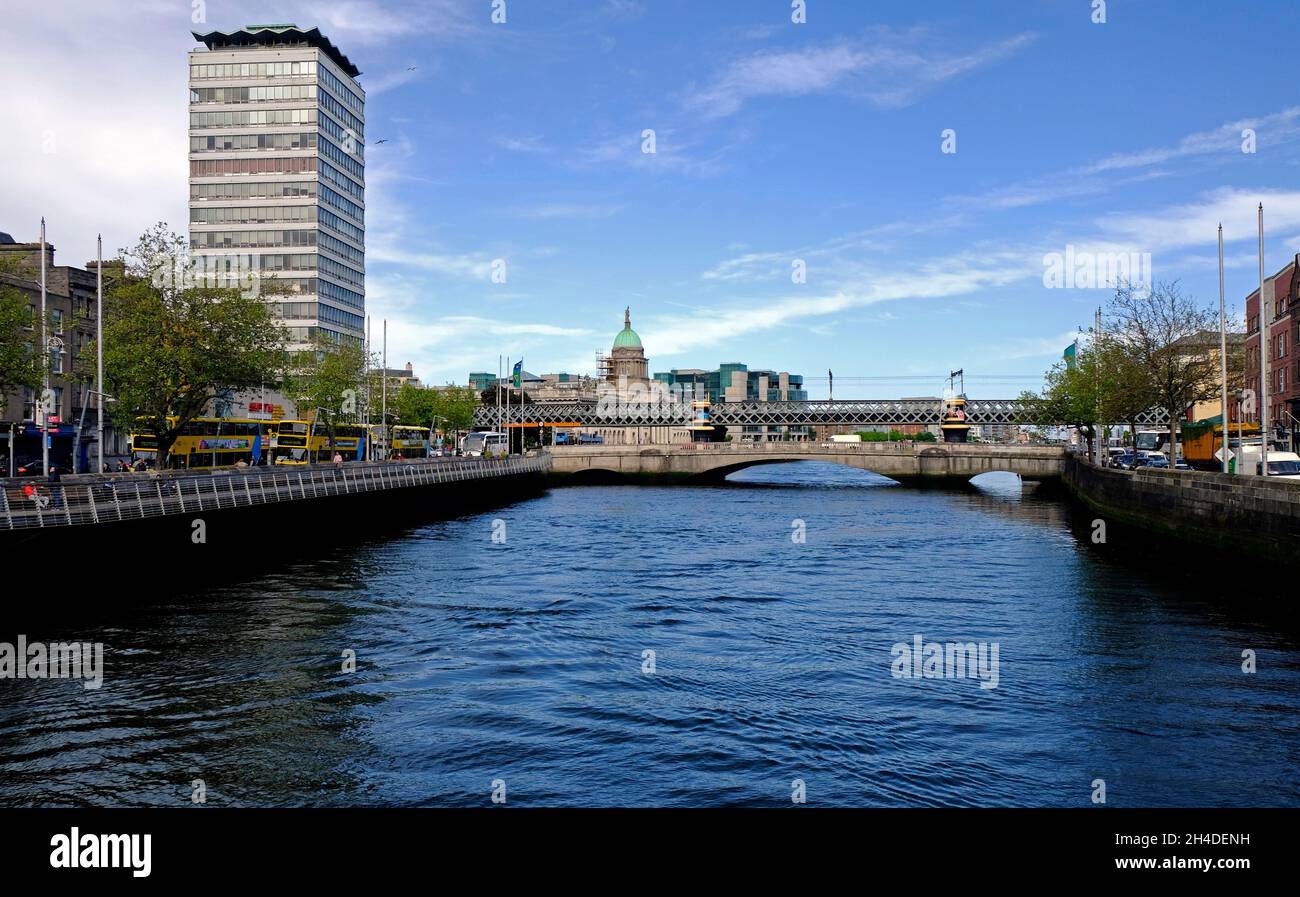 Liberty Hall e o'Connel Bridge visti da Hapenny Bridge, Dublino Irlanda Foto Stock