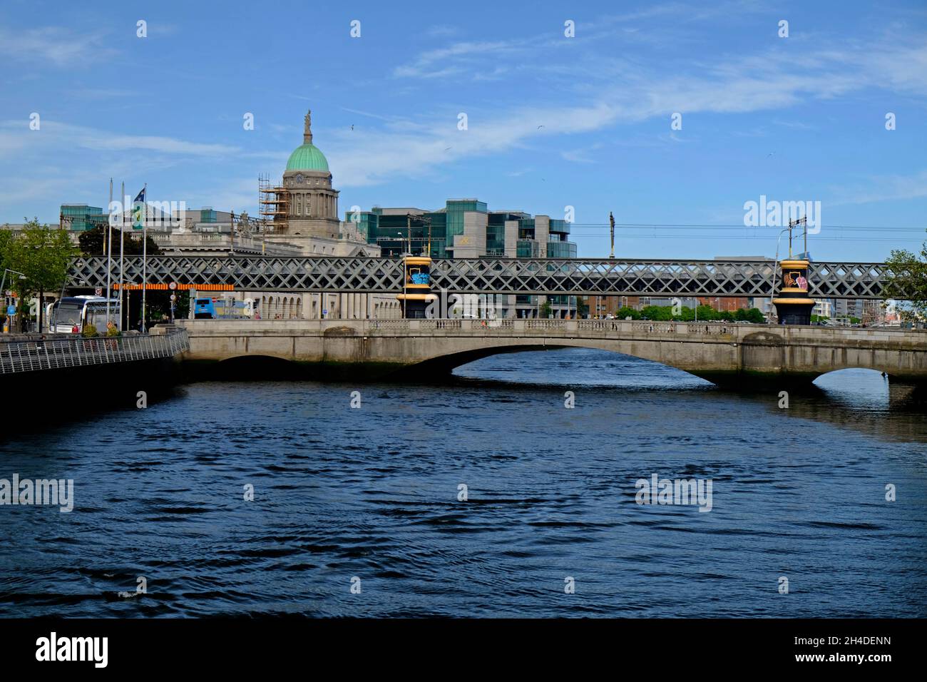 Vista su Liberty Hall e Custom House sul fiume Liffey Dublino Irlanda Foto Stock