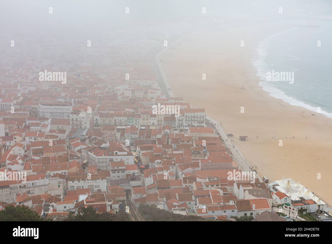 Blick vom Aussichtspunkt Miradouro do Suberco in Sitio auf den Strand von Nazaré Foto Stock