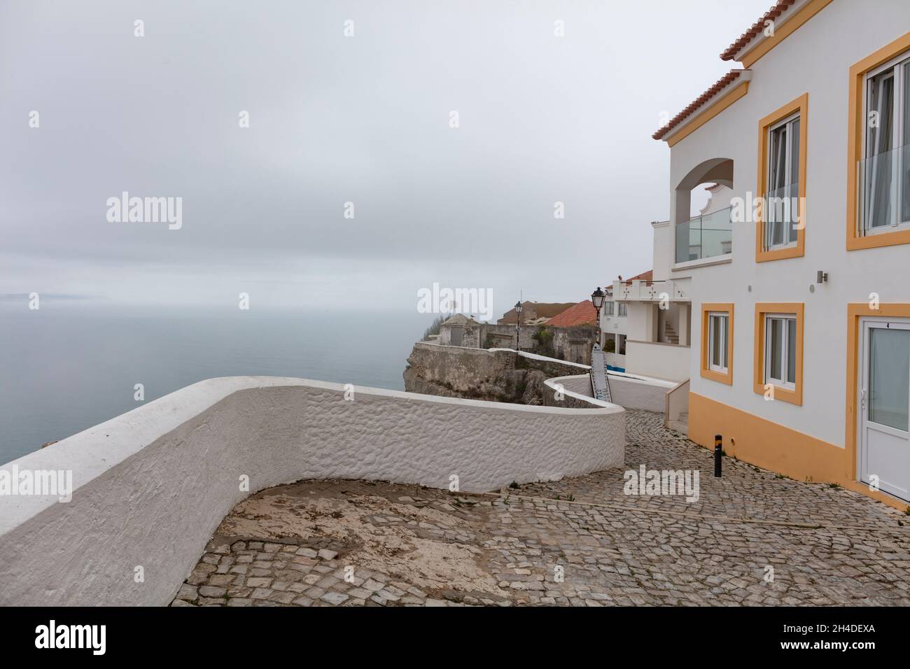 Aussicht von Nazaré auf das Meer. Nebel und Dunst über Nazaré Foto Stock