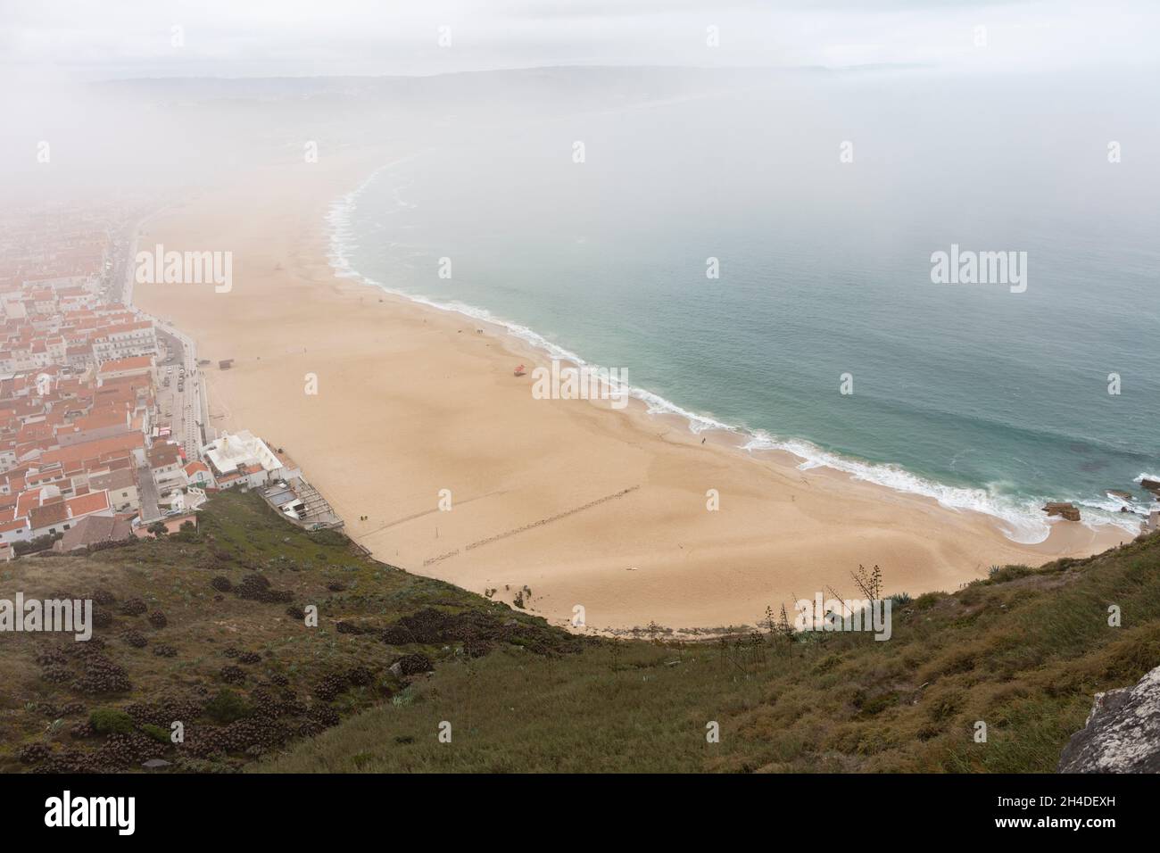 Blick vom Aussichtspunkt Miradouro do Suberco in Sitio auf den Strand von Nazaré Foto Stock