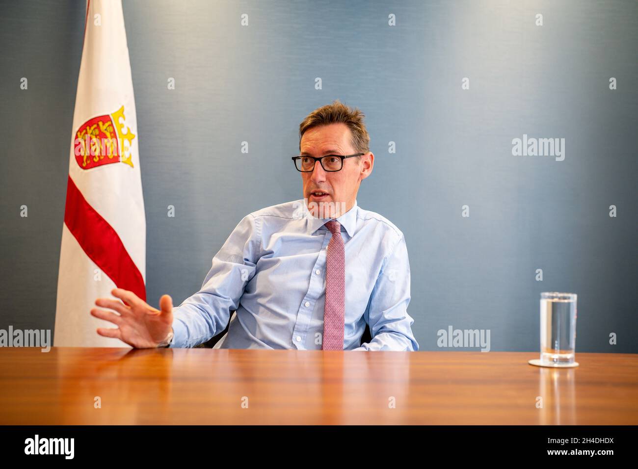 Ministro degli affari esteri di Jersey, Ian Gorse. Il Regno Unito non si “rotolerà” di fronte alle minacce “irragionevoli” da parte del presidente francese Emmanuel Macron sul filone di pesca post-Brexit, ha dichiarato il ministro degli Esteri Liz Truss. Data foto: Martedì 2 novembre 2021. Foto Stock