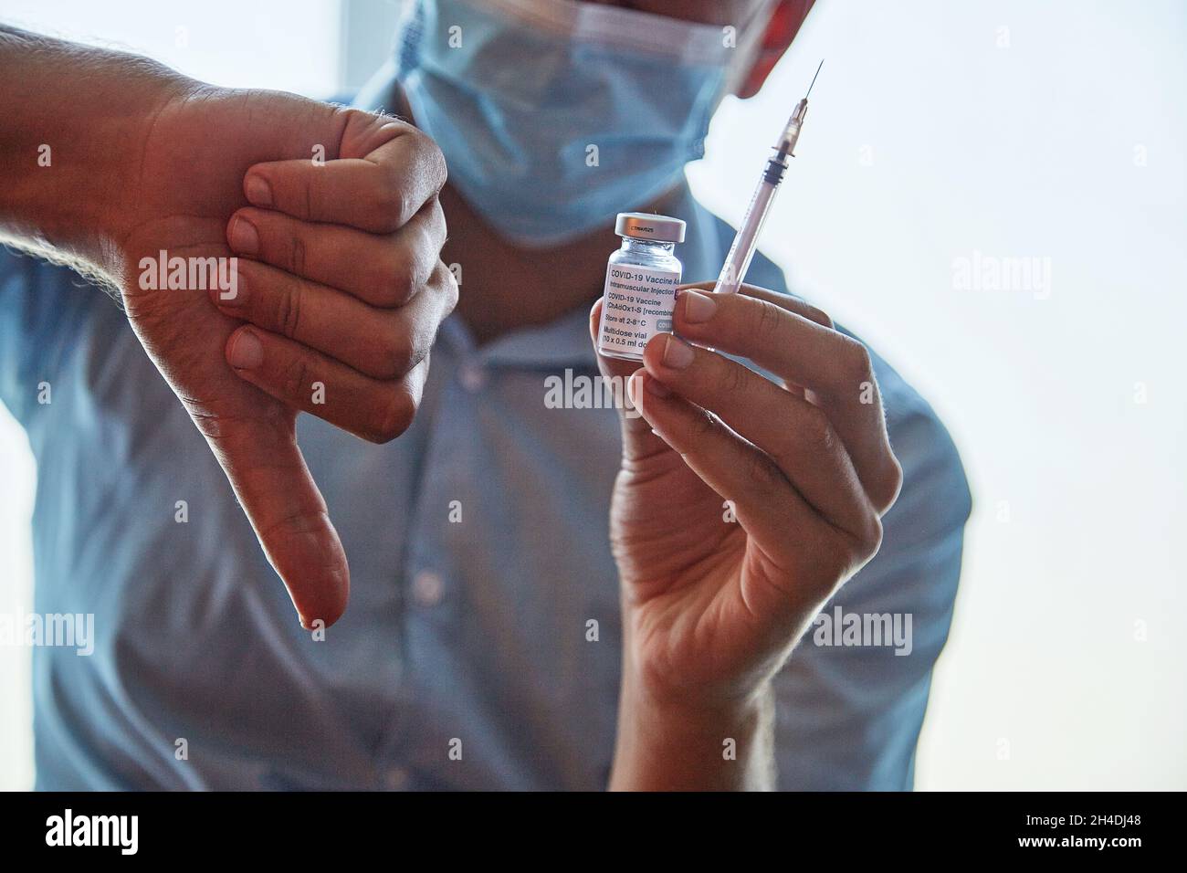Kiev, Ucraina - 26 giugno 2021: Vaccino AstraZeneca. Vaccinazioni durante il coronavirus. Rigetto preventivo della medicina, rifiuto del vaccino. Flaconi di vaccino efficaci nella prevenzione delle infezioni da Covid-19 Foto Stock