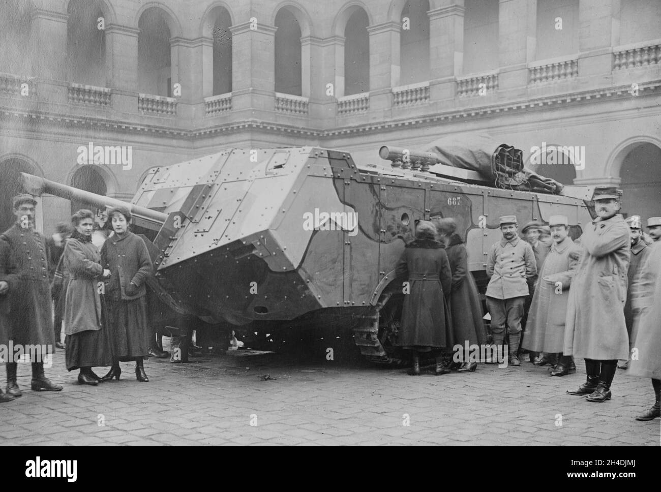 Una foto d'epoca circa 1918 di soldati e civili che esaminano un carro armato francese di Saint-Chamond. Il secondo carro armato francese entrò in servizio durante la prima guerra mondiale, con 400 prodotti da aprile 1917 a luglio 1918 Foto Stock