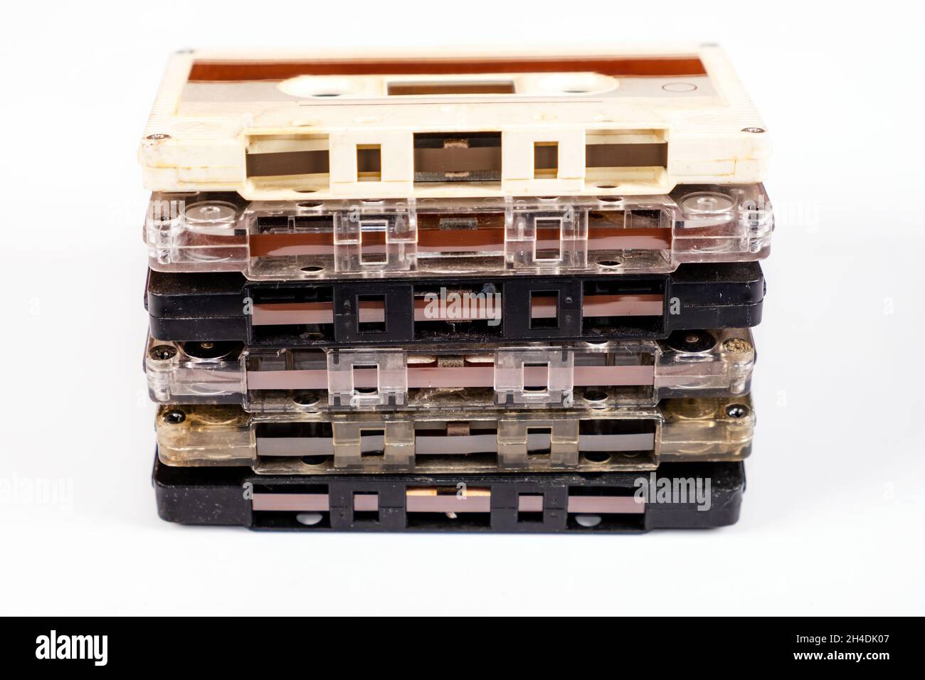 Pila delle vecchie cassette audio sul primo piano di sfondo bianco Foto Stock