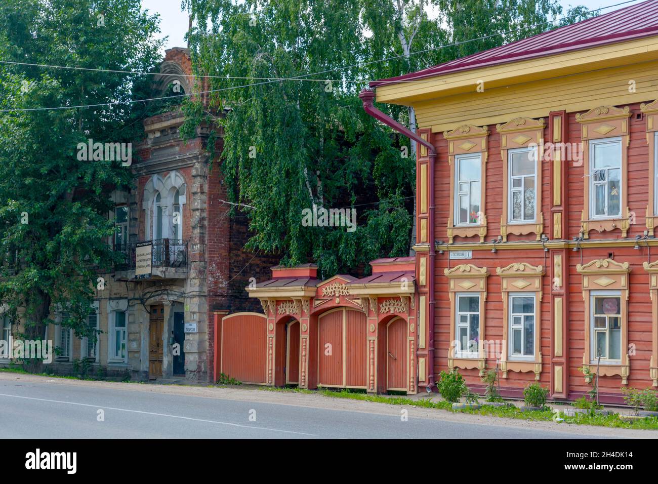 Tomsk, una vecchia casa di legno residenziale multi-appartamento dopo il restauro su via Tatarskaya Foto Stock