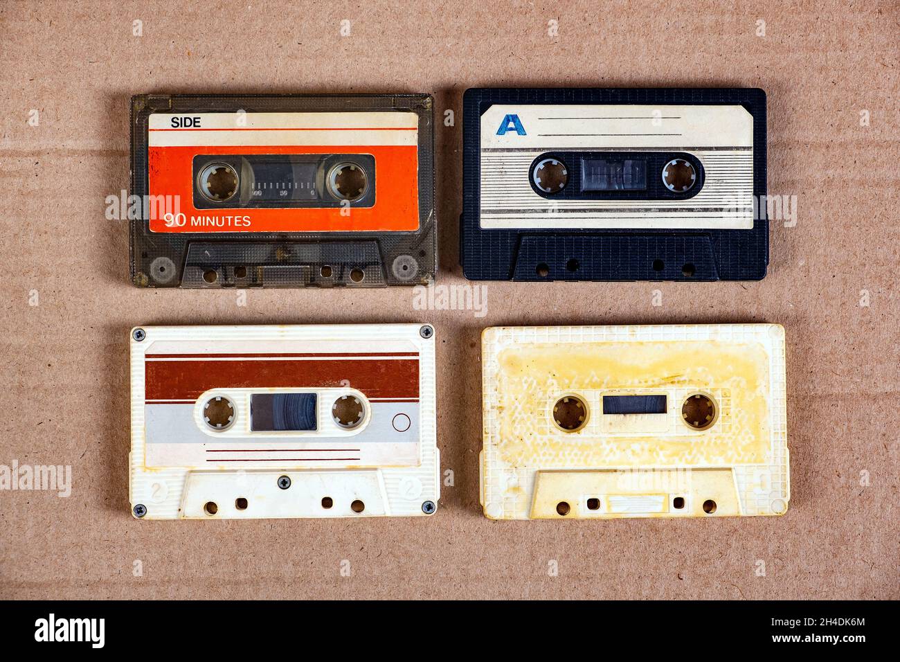 Quattro vecchie cassette audio sul primo piano di cartone Foto stock - Alamy