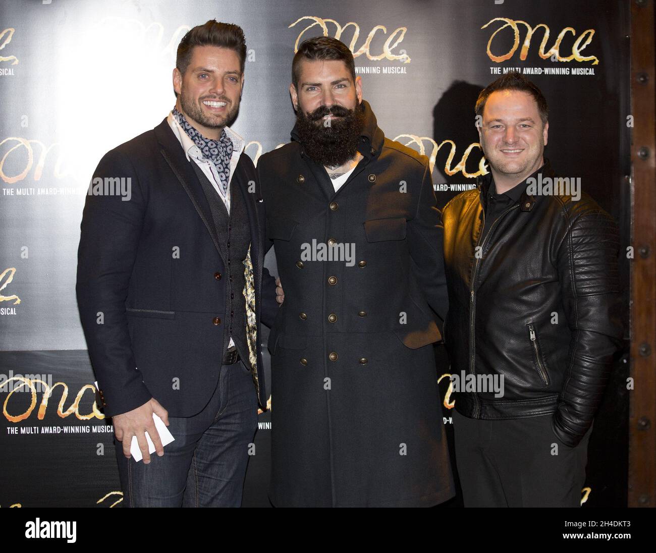 I membri di Boyzone Keith Duffy, a sinistra, Mikey Graham e Shane Lynch partecipano alla serata di apertura di Ronan Keating che si unisce al cast di una volta il musical Foto Stock