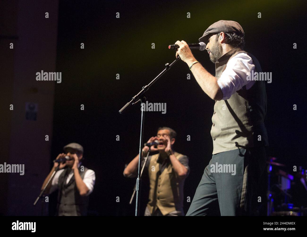 Il cantante e cantautore dominicano Juan Luis Guerra si esibisce dal vivo durante il suo Todo Tiene su Hora Tour alla O2 Academy Brixton, nel sud di Londra Foto Stock