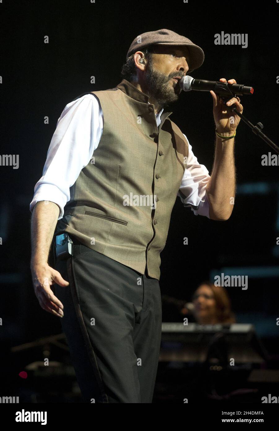 Il cantante e cantautore dominicano Juan Luis Guerra si esibisce dal vivo durante il suo Todo Tiene su Hora Tour alla O2 Academy Brixton, nel sud di Londra Foto Stock