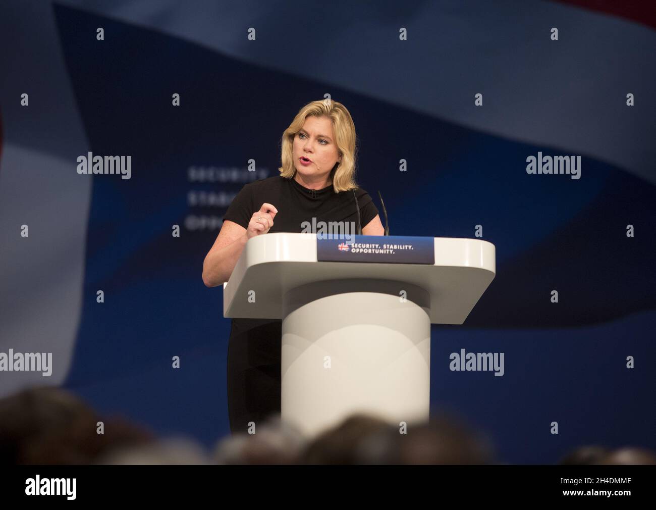 Il Segretario di Stato per lo sviluppo Internazionale Justine Greening si rivolge ai delegati della conferenza annuale del Partito conservatore presso il Centro Centrale Congressi di Manchester. Foto Stock