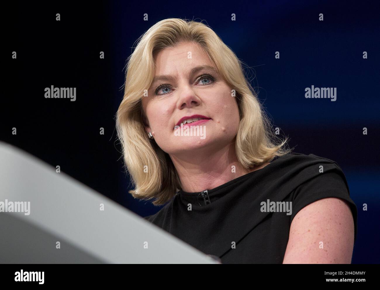 Il Segretario di Stato per lo sviluppo Internazionale Justine Greening si rivolge ai delegati della conferenza annuale del Partito conservatore presso il Centro Centrale Congressi di Manchester. Foto Stock