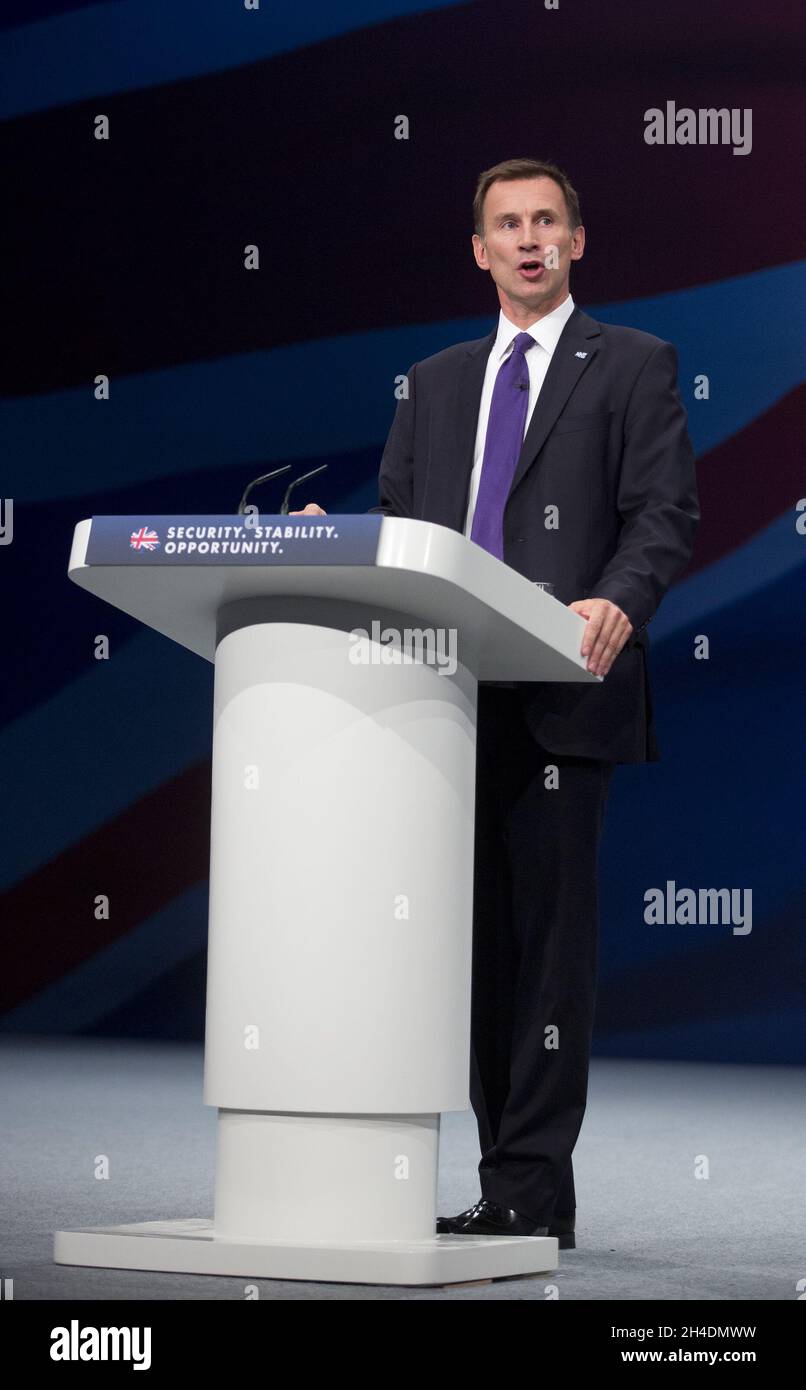 Il Segretario di Stato per la Salute Jeremy Hunt consegna il suo discorso ai delegati nel terzo giorno della conferenza annuale del Partito conservatore al Centro Centrale Congressi di Manchester. Foto Stock