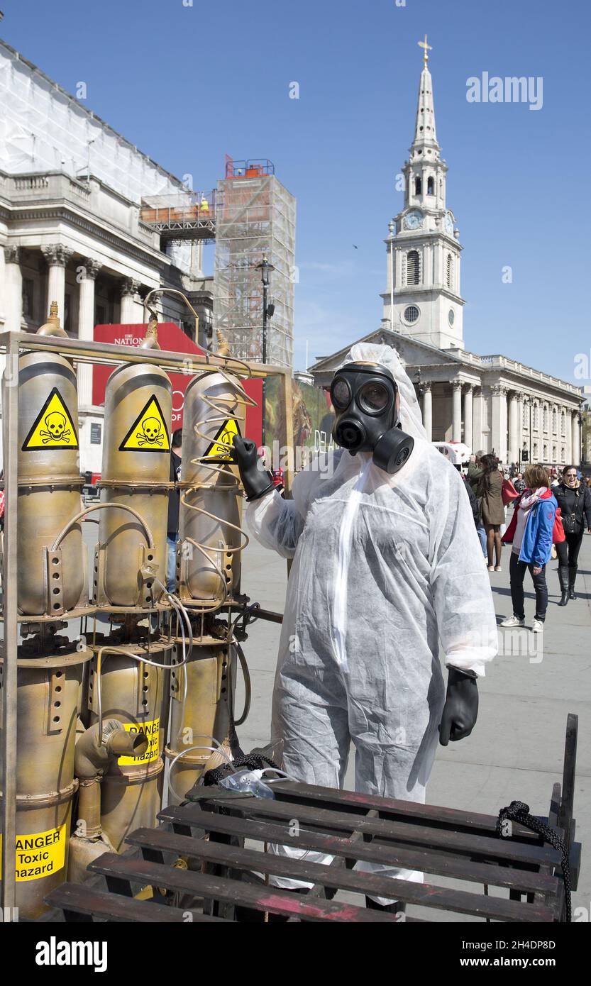 Un membro della PETA protesta a Trafalgar Square, nel centro di Londra, contro i test del Ministero della Difesa sugli animali. L'azione viene giorni prima della Giornata Mondiale degli animali nei Laboratori il 23 aprile, dopo che i documenti hanno rivelato decine di scimmie infettate con il virus Ebola e uccise. Foto Stock