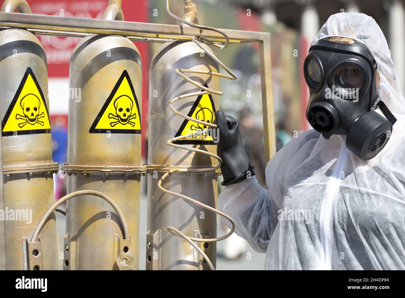 Un membro della PETA protesta a Trafalgar Square, nel centro di Londra, contro i test del Ministero della Difesa sugli animali. L'azione viene giorni prima della Giornata Mondiale degli animali nei Laboratori il 23 aprile, dopo che i documenti hanno rivelato decine di scimmie infettate con il virus Ebola e uccise. Foto Stock