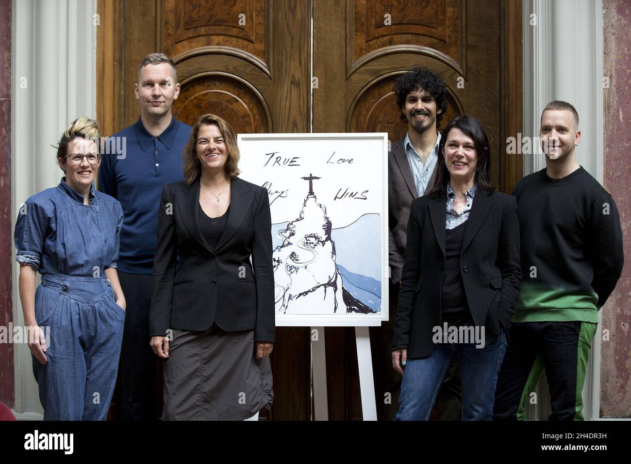 (L-R) Artisti Anne Hardy, David Shrigley, Tracey Emin, Benjamin Senior, Sarah Jones ed Eddie Peake alla Royal Academy of Arts, nel centro di Londra, per svelare la stampa di Tracey Emin, True Love Always vince, 2016, La prima di una serie di stampe ufficiali per celebrare la partecipazione del Team GB ai Giochi Olimpici di Rio del 2016 giovedì 9 giugno. Foto Stock