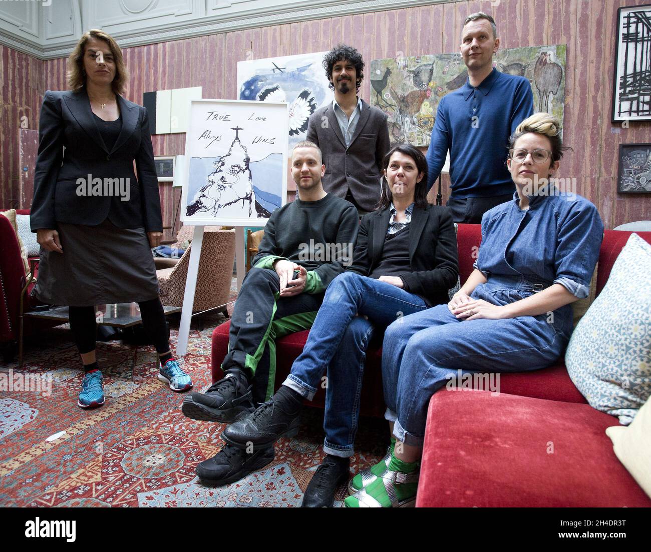 (L-R) Artisti Tracey Emin, Eddie Peake, Sarah Jones, Anne Hardy, Benjamin Senior (back row), E David Shrigley alla Royal Academy of Arts, nel centro di Londra, per svelare la stampa di Tracey Emin, True Love vince sempre, 2016, la prima di una serie di stampe d'arte ufficiali per celebrare la partecipazione del Team GB ai Giochi Olimpici di Rio del 2016 giovedì 9 giugno. Foto Stock