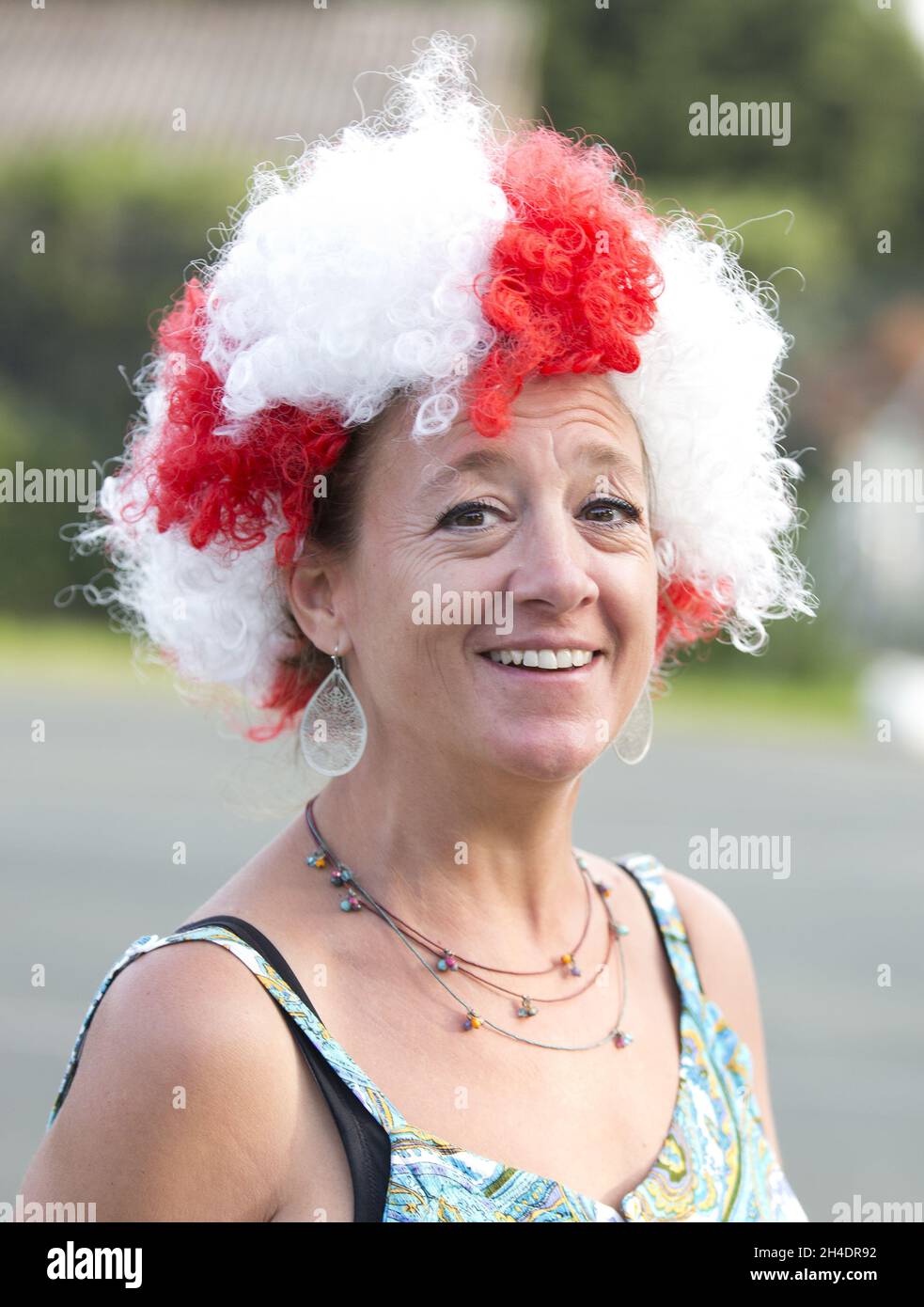 Un festaiolo indossa una parrucca con i colori del calcio inglese al Festival dell'Isola di Wight, a Seaclose Park, Newport, Isola di Wight, sabato 11 giugno. Foto Stock