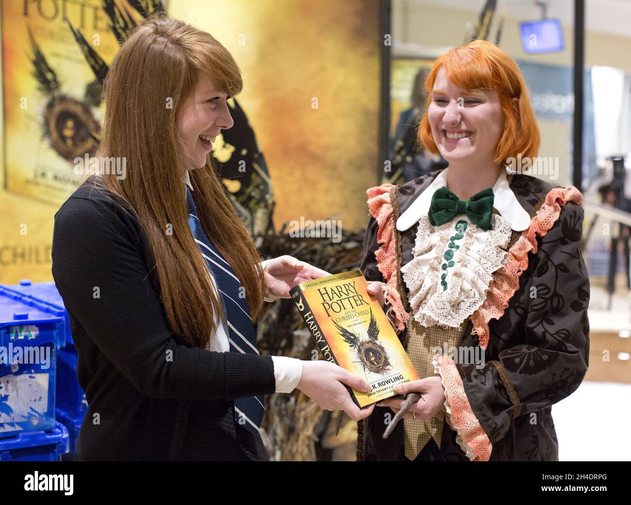 Il fan di Harry Potter Fran Plagge, vestito come personaggio preferito Ron Weasley, raccoglie la prima copia di Harry Potter e del bambino maledetto alle Waterstones a Picadilly, nel centro di Londra, sabato 30 luglio. Foto Stock