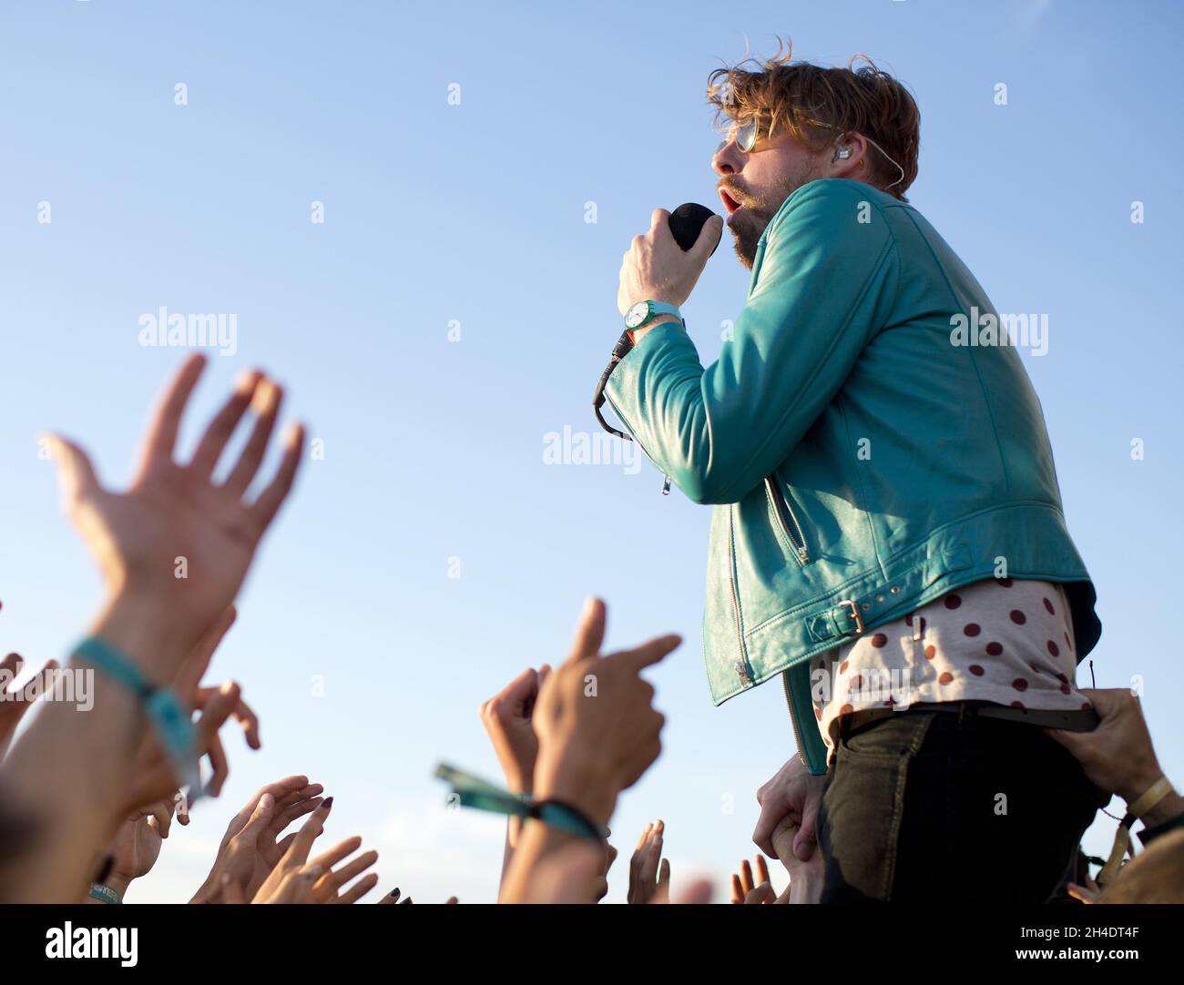 Il cantante leader di Kaiser Chiefs, Ricky Wilson, suona nella fase principale del Boardmasters Festival 2016 a Watergate Bay, Newquay, Cornovaglia, sabato 13 agosto 2016. Foto Stock