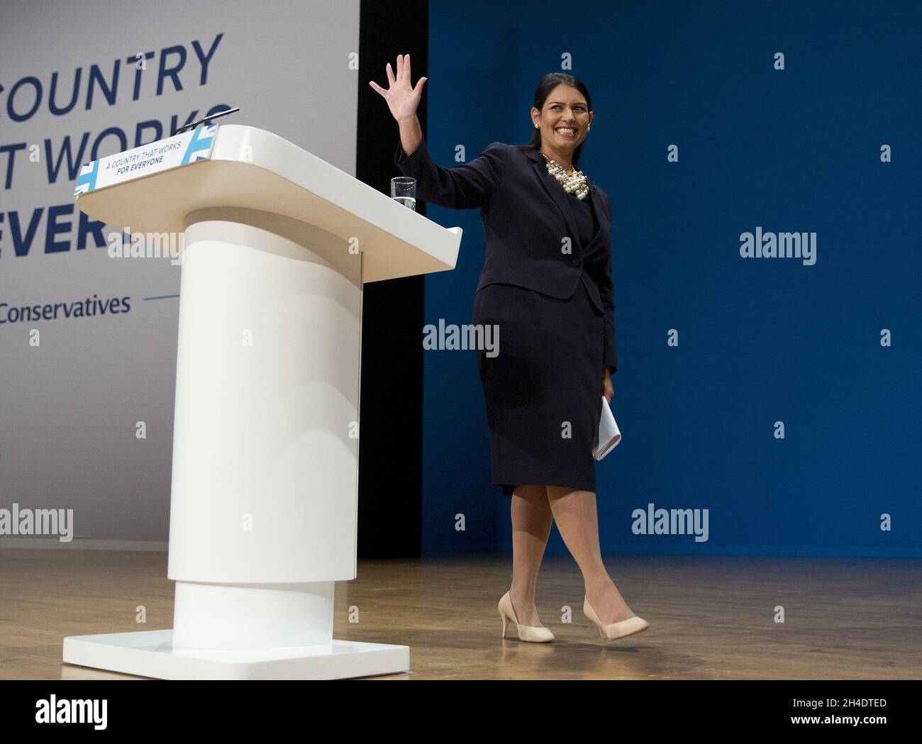 Priti Patel, Segretario di Stato per lo sviluppo Internazionale, saluta i delegati dopo il suo discorso nel primo giorno della conferenza del partito conservatore presso l'International Convention Centre, ICC, Birmingham. Domenica 2 ottobre 2016. Il credito fotografico deve essere: Isabel Infantes / EMPICS Entertainment. Foto Stock