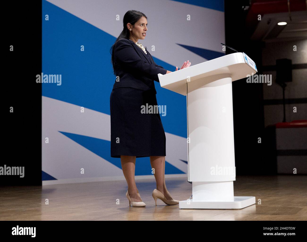Priti Patel, Segretario di Stato per lo sviluppo Internazionale, ha tenuto un discorso ai delegati nel primo giorno della conferenza del partito conservatore presso l'International Convention Centre, ICC, Birmingham. Domenica 2 ottobre 2016. Il credito fotografico deve essere: Isabel Infantes / EMPICS Entertainment. Foto Stock