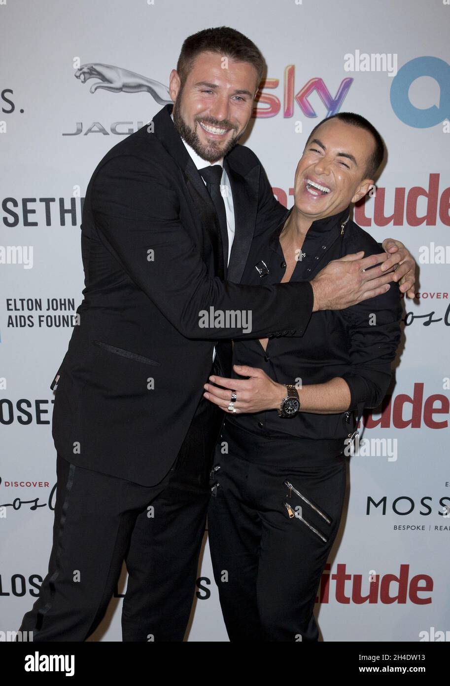 (L-R) ben Cohen e Julien MacDonald partecipano agli Attitude Pride Awards 2016 al Grand at Trafalgar Square, nel centro di Londra. Lunedì 10 ottobre 2016. Il credito fotografico deve essere: Isabel Infantes / EMPICS Entertainment. Foto Stock