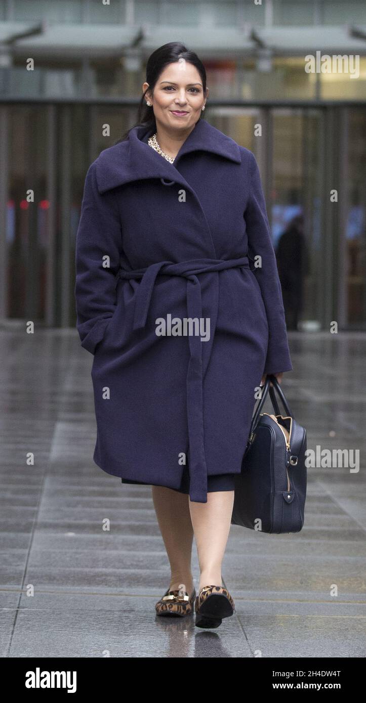 Il Segretario di Stato per lo sviluppo Internazionale, Priti Patel, lascia la BBC Broadcasting House dopo aver partecipato all'Andrew Marr Show. Data foto: Domenica 16 ottobre 2016. Il credito fotografico deve essere: Isabel Infantes / EMPICS Entertainment. Foto Stock