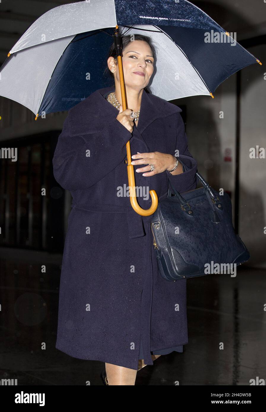 Il Segretario di Stato per lo sviluppo Internazionale, Priti Patel, arriva alla BBC Broadcasting House per partecipare all'Andrew Marr Show. Data foto: Domenica 16 ottobre 2016. Il credito fotografico deve essere: Isabel Infantes / EMPICS Entertainment. Foto Stock