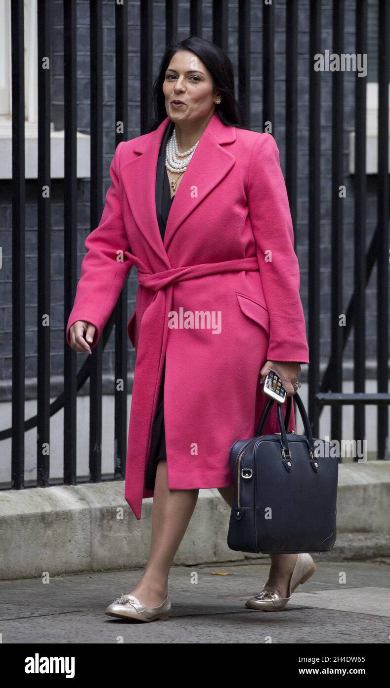 Il Segretario per lo sviluppo Internazionale PRITI PATEL partecipa ad una riunione del gabinetto a Downing Street, Londra. Foto datata: Martedì 18 ottobre 2016. Il credito fotografico deve essere: Isabel Infantes / EMPICS Entertainment. Foto Stock