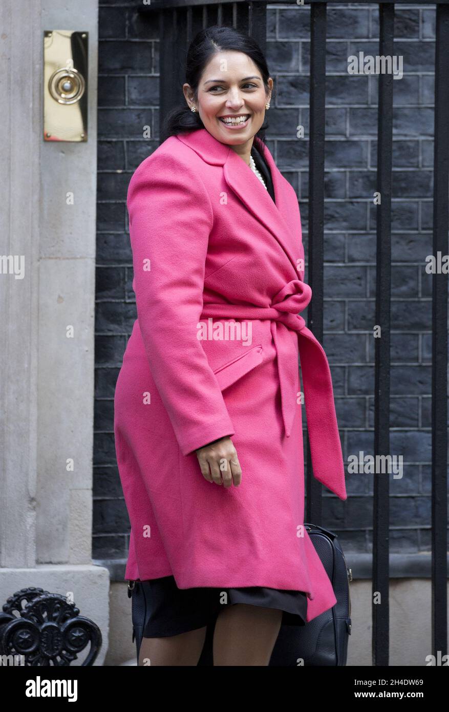 Il Segretario per lo sviluppo Internazionale PRITI PATEL partecipa ad una riunione del gabinetto a Downing Street, Londra. Foto datata: Martedì 18 ottobre 2016. Il credito fotografico deve essere: Isabel Infantes / EMPICS Entertainment. Foto Stock