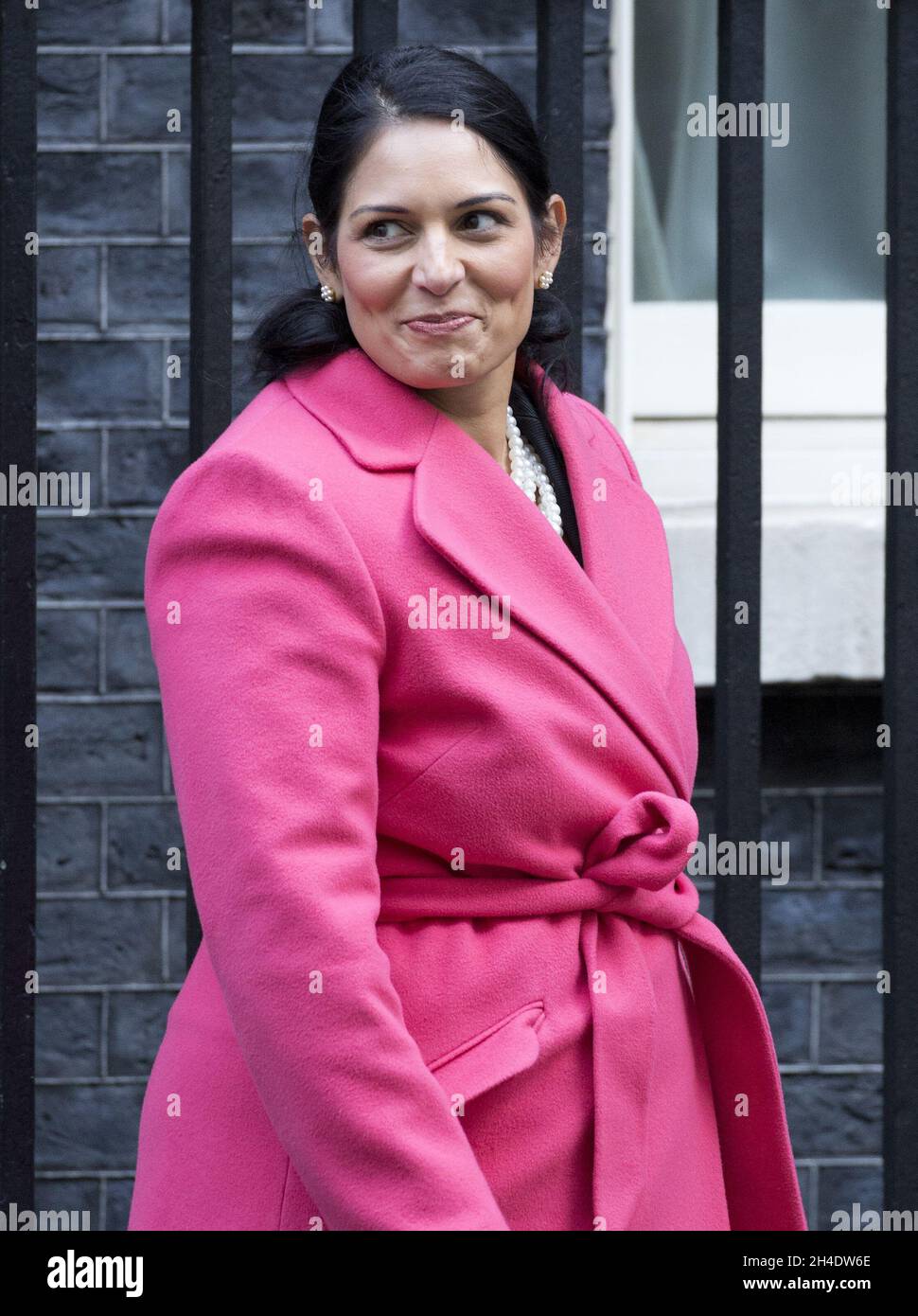 Il Segretario per lo sviluppo Internazionale PRITI PATEL partecipa ad una riunione del gabinetto a Downing Street, Londra. Foto datata: Martedì 18 ottobre 2016. Il credito fotografico deve essere: Isabel Infantes / EMPICS Entertainment. Foto Stock