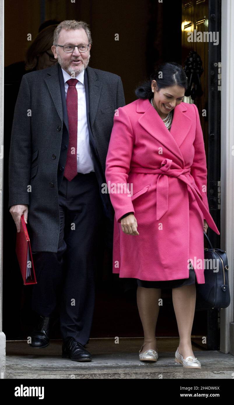 (L-R) il segretario scozzese DAVID MUNDELL e il segretario internazionale per lo sviluppo PRITI PATEL partecipano ad una riunione del gabinetto a Downing Street, Londra. Foto datata: Martedì 18 ottobre 2016. Il credito fotografico deve essere: Isabel Infantes / EMPICS Entertainment. Foto Stock