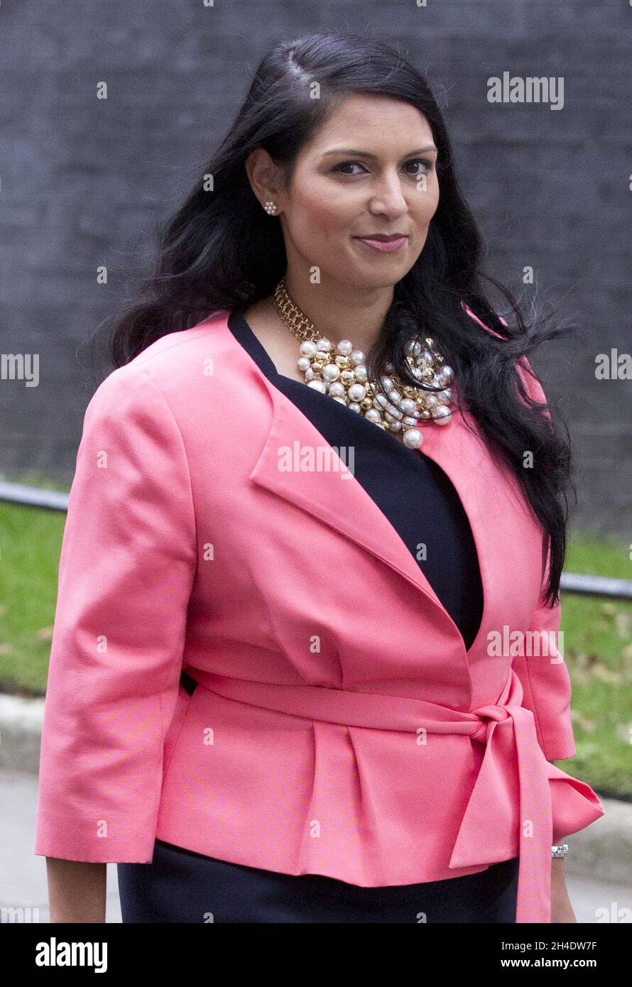 Il Segretario per lo sviluppo Internazionale PRITI PATEL partecipa ad una riunione del gabinetto a Downing Street, Londra. Foto Stock