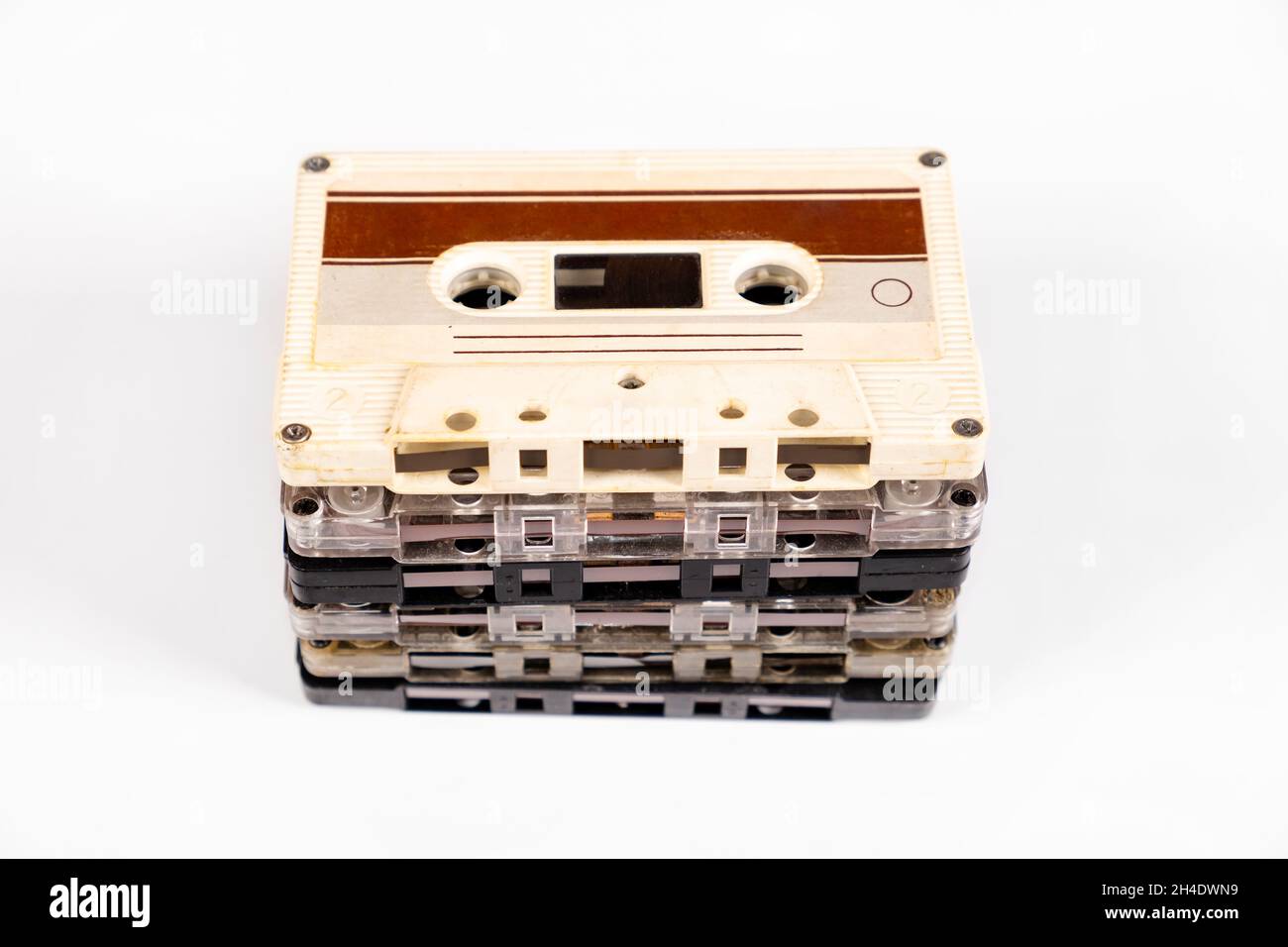Vecchie cassette audio sul primo piano di sfondo bianco Foto Stock