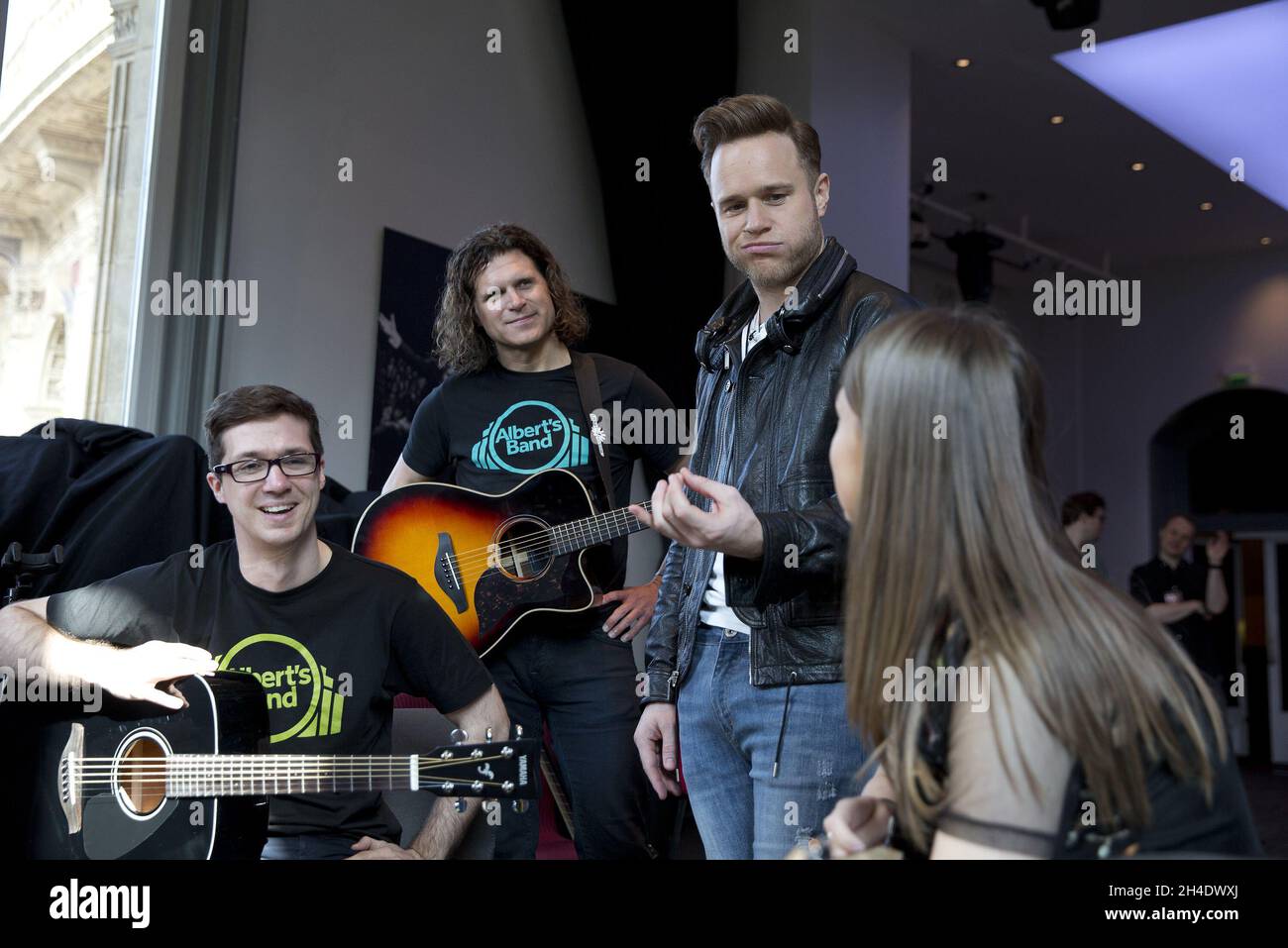 Olly Murs incontra i pazienti del Teenage Cancer Trust in un laboratorio musicale presso la Royal Albert Hall di Londra. Foto Stock