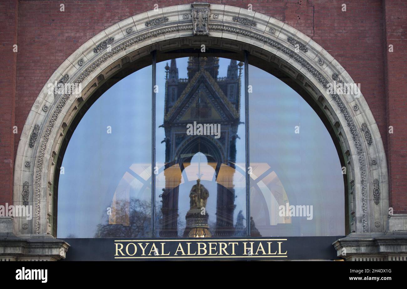 Il cartello all'ingresso principale della Royal Albert Hall, Londra. Data foto: Lunedì 27 marzo 2017. Il credito fotografico deve essere: Isabel Infantes/ EMPICS Entertainment Foto Stock