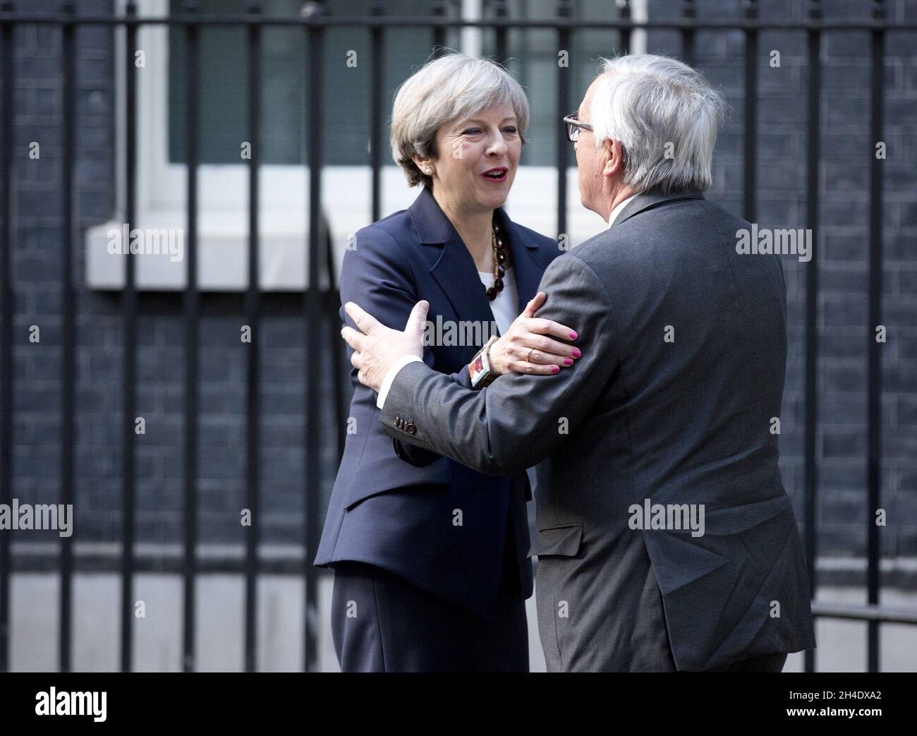 Il primo ministro Theresa May accoglie oggi il capo della Commissione europea, il presidente Jean-Claude Juncker, al 10 Downing Street di Londra. Immagine datata: Mercoledì 26 aprile 2017. Il credito fotografico deve essere: Isabel Infantes / EMPICS Entertainment. Foto Stock