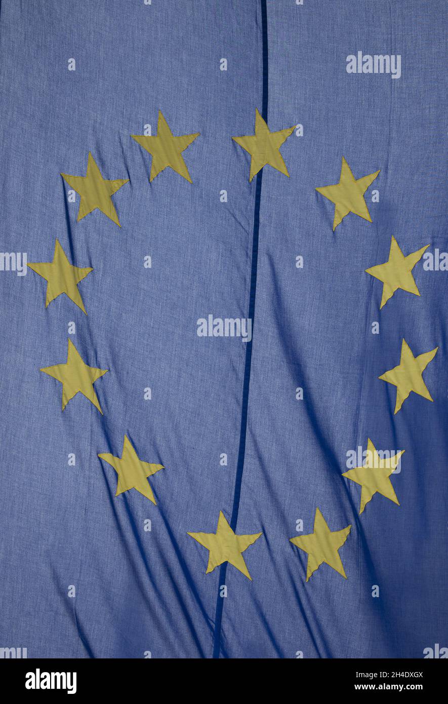La bandiera europea vola di fronte al Big ben, dove le bandiere dei 27 stati membri dell'UE sono state piazzate intorno a Parliament Square, Westminster, Londra, il giorno dell'Europa, che si tiene il 9 maggio di ogni anno per celebrare la pace e l'unità in Europa. Si celebra l'anniversario della storica "dichiarazione di chuman”, che è considerata l'inizio di quella che ora è l'Unione europea. Foto datata: Martedì 9 maggio 2017. Il credito fotografico deve essere: Isabel Infantes / EMPICS Entertainment. Foto Stock