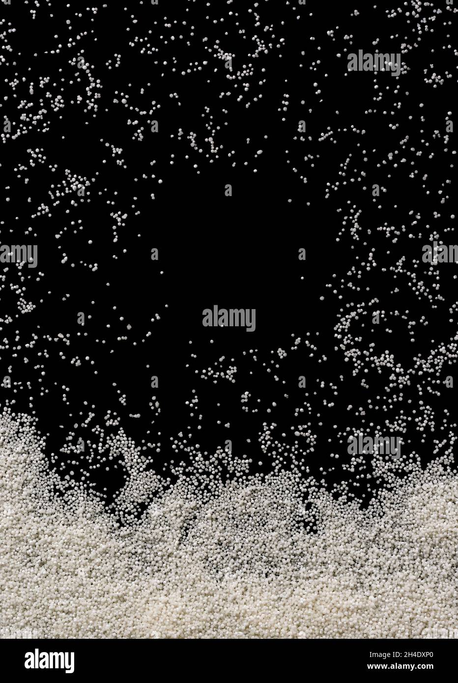 palline di sago o perle di tapioca sparse in nero, fondo alimentare per il disegno grafico con spazio per il testo Foto Stock