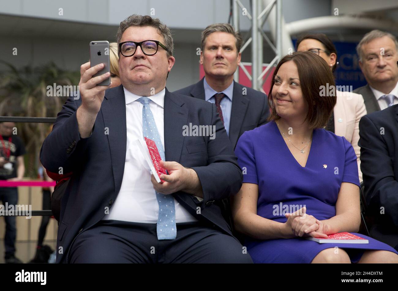 Tom Watson, vice leader del partito laburista, scatta una foto durante il lancio del manifesto del partito da parte di Jeremy Corbyn Foto Stock