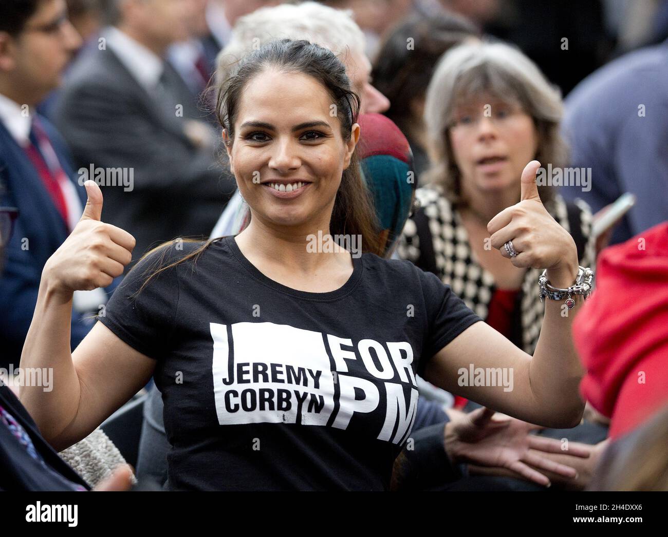 Un sostenitore laburista dà un pollice in su durante il lancio del manifesto del partito da capo del partito laburista, Jeremy Corbyn Foto Stock