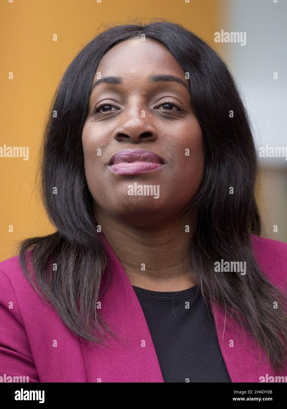 Shadow Secretary of state for International Development Kate Osamor siede con il Gabinetto Shadow durante il lancio del manifesto del partito all'Università di Bradford. Immagine datata: Martedì 16 maggio 2017. Il credito fotografico deve essere: Isabel Infantes / EMPICS Entertainment. Foto Stock