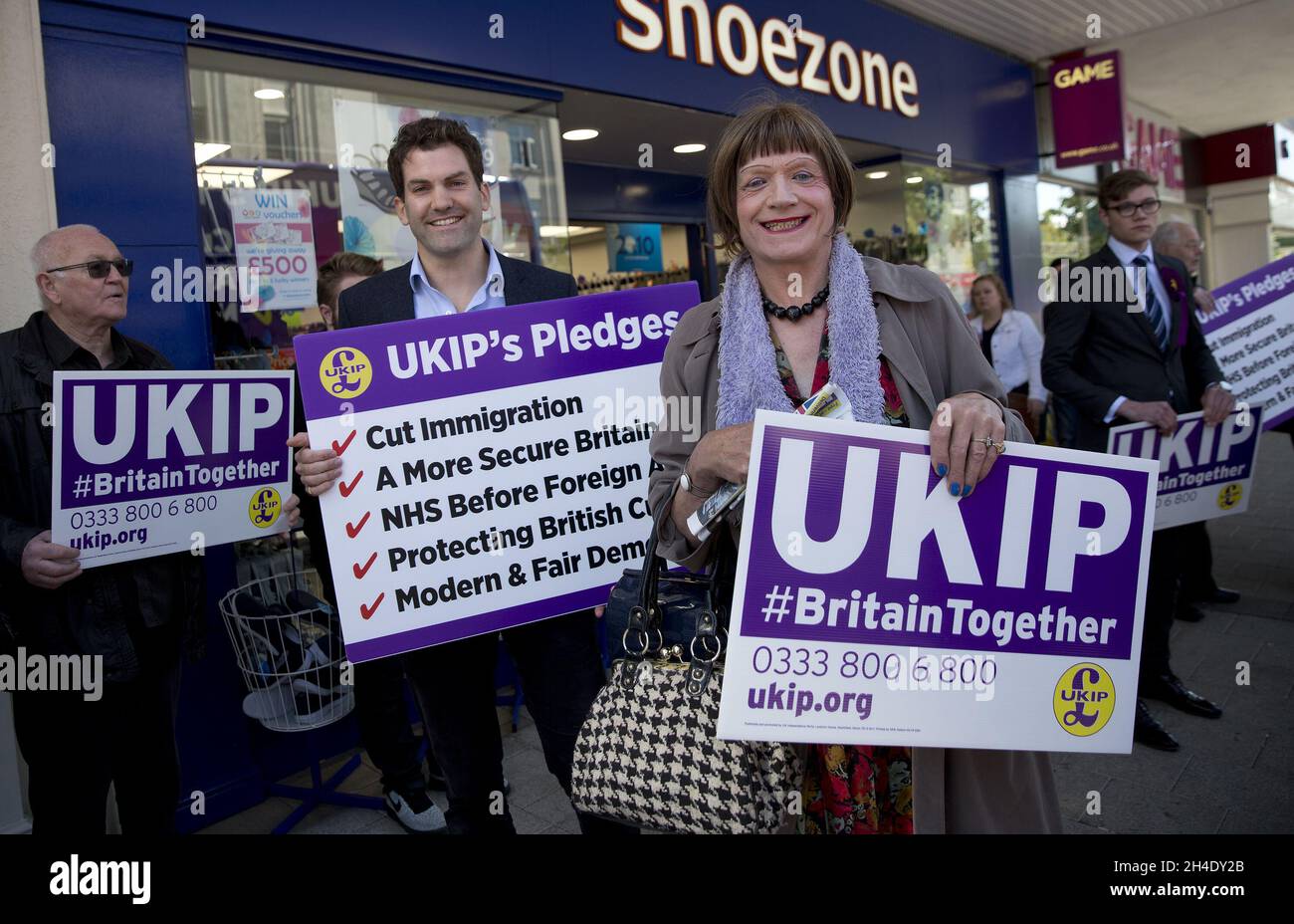 Sostenitori dell'UKIP durante la visita del leader del partito Paul Nuttall a Clacton-on-Sea, Essex. Foto datata: Sabato 20 maggio 2017. Il credito fotografico deve essere: Isabel Infantes/EMPICS Entertainment Foto Stock