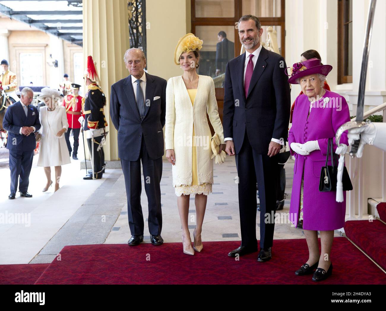 (Da sinistra a destra) il Duca di Edimburgo, la Regina Letizia di Spagna, il Re Felipe VI e la Regina Elisabetta II, posano per i media ai gradini dell'ingresso della Grand Hall a Buckingham Palace, Londra, durante la visita di Stato del Re nel Regno Unito. Foto datata: Mercoledì 12 luglio 2017. Il credito fotografico deve essere: Isabel Infantes / EMPICS Entertainment. Foto Stock