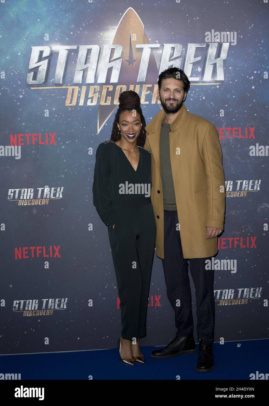 (Da sinistra a destra) Sonequa Martin-Green, e Shazad Latif partecipare alla Star Trek: Scoperta speciale fan screening fotocall a Millbank Tower Domenica, 5 novembre..Foto datata: Domenica 5 novembre 2017. Il credito fotografico deve essere: Isabel Infantes / EMPICS Entertainment. Foto Stock