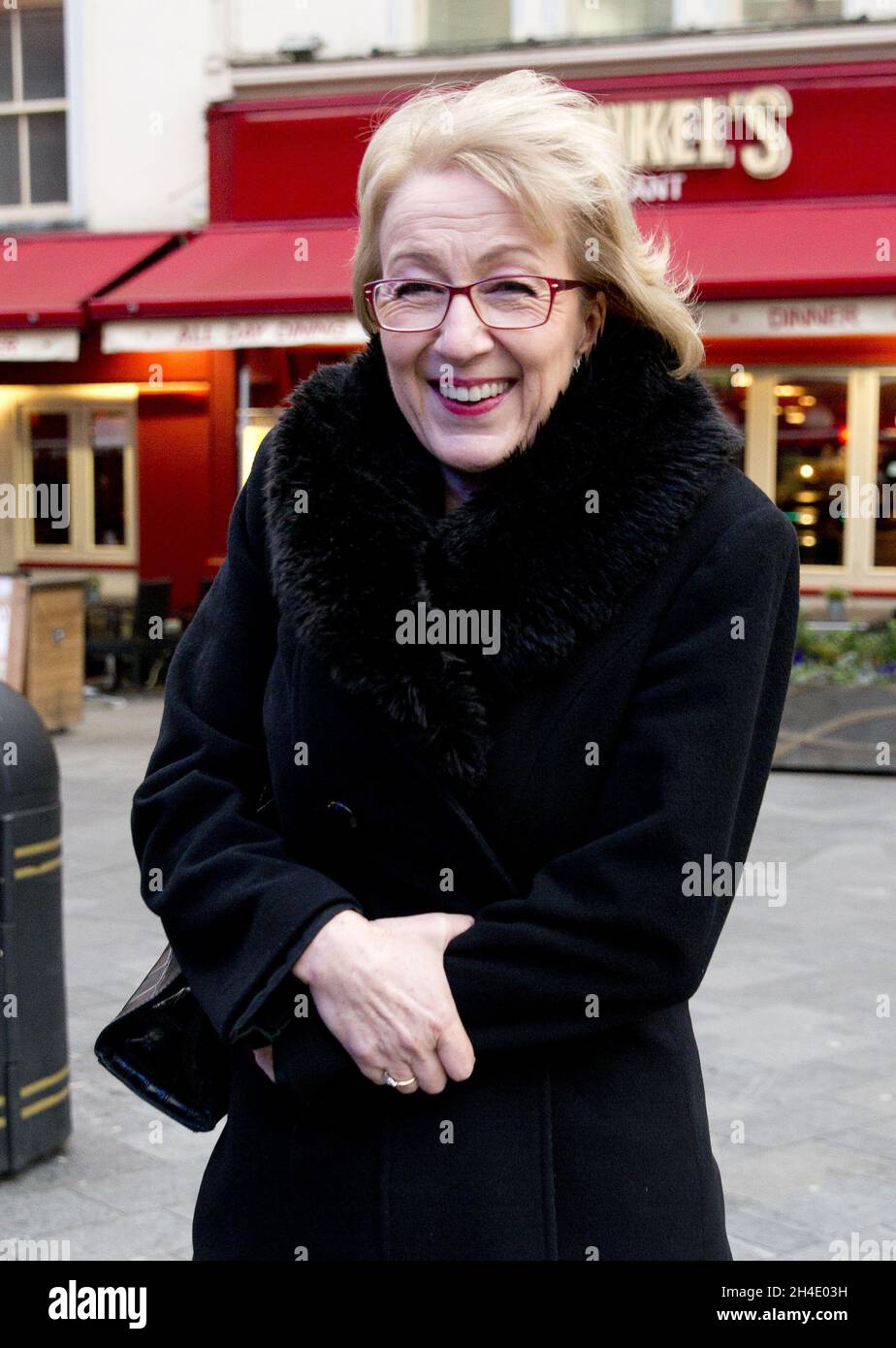 Il leader della Camera dei Comuni e conservatore, Andrea Leadsom MP, arriva agli studi LBC nel centro di Londra, prima di un'intervista radiofonica con l'emittente Ian Dale Foto Stock