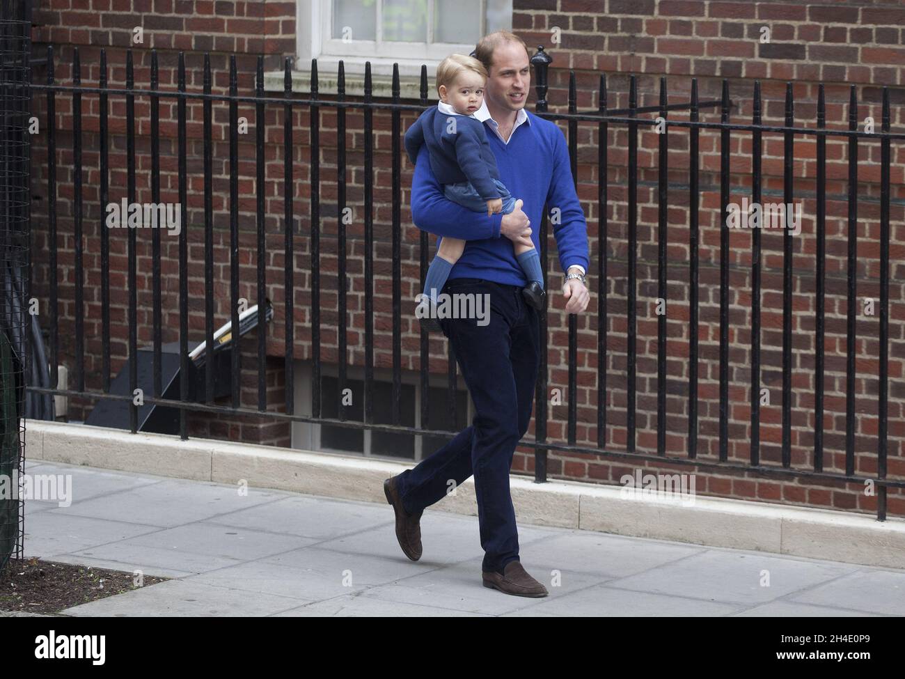 Il Duca di Cambridge e il Principe Giorgio arrivano all'ala Lindo all'ospedale St. Mary di Londra, dopo la nascita della sua figlia, la principessa Charlotte. Foto datata: Sabato 2 maggio 2015. Il credito fotografico deve essere: Isabel Infantes / EMPICS Entertainment. Foto Stock